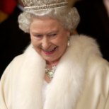 Kuninganna Elizabeth II rõivad tehakse nüüd kunstkarusnahast
