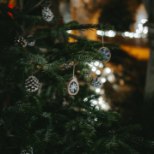 Ingerisoomlaste jõulukombed: kaitsvad ristimärgid majadel ja koduselt meisterlikud pirukad peolaual