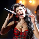 Amy Winehouse laulab haua tagant taustavokaali