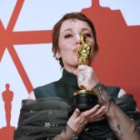 Puruvaesest koristajast Oscari võitjaks: Olivia Colmani konarlik tõus filmimaailma tippu