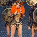 72aastane Cher astus lavale bravuurikalt napis kostüümis
