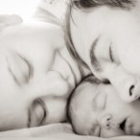 „Kus teie beebsud magavad?“ Kaisus magav beebi võib lämbuda vaatamata emainstinktile
