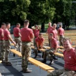 GALERII | NATO sõdurid aitavad lauluväljakut suureks laulupeoks valmis seada
