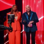 Travolta andis MTV galal Taylor Swifti auhinna kogemata drag-artistile!