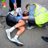 VIDEO | Maailmameister põrkas Flandria tuuril kokku mootorrattaga ja murdis kämbla, Girol kerkis Kangert kolme koha võrra