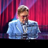VIDEO | Elton John kaotas laval hääle ja puhkes nutma