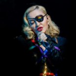 Madonna on katkine nukk, kes püsib koos vaid kleeplindi ja liimi abil