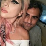 Lady Gaga avaldas armastusest õhkava selfi uue kallimaga