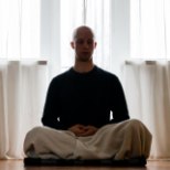 ELUMUUTEV KOGEMUS: kuidas mõjub 10 päeva vaikimist ja 100 tundi mediteerimist?
