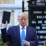 KARMID MEETMED: Trumpi teekond fotosessioonile vabastati pisargaasi ja šokigranaatidega. Pentagonis muretsetakse presidendi plaanide üle 