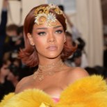 ÜLLATAV: Rihanna võrdleb oma kuulsaimat kleiti klounikostüümiga