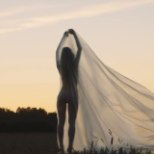 VIDEO | Liis Lemsalu näitab uues muusikavideos enda kauneid kurve