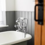 Värskenduskuur vannitoas: kas kasutada mikrotsementi või plaati plaadil?