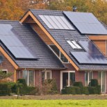 Elektrihind aina kallineb – mida teha? Üks lahendus on paigaldada kodu katusele päikesepaneelid!