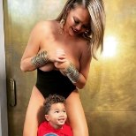 Kaheaastane poeg rikkus Chrissy Teigeni topless-foto ära