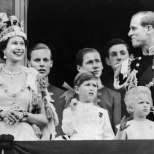 Väike prints Charles oleks äärepealt oma ema krooni katki teinud!