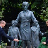 Vaenutsevad printsid avasid oma ema Diana mälestussamba