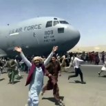 „KÕIK LAGUNES MU SILME EES LAIALI!“ Kabuli lennujaamas toimunud möllu pealtnägijad võrdlesid olukorda hullumeelsuse ja viimsepäevaga