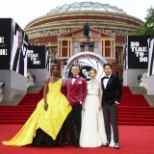 Poolteist aastat oodatud Bondi-film esilinastus ülima glamuuriga