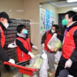 NÄLJAHÄDA SUURLINNAS: karantiini sunnitud hiinlased vahetavad suitsupakke ja mängukonsoole toidu vastu