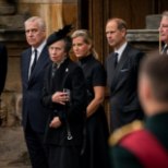 SÜDANTLÕHESTAV VIDEO | Printsess Anne tegi oma ema sarga ees kniksu