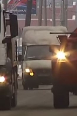 VIDEO I Võimalik vaid Venemaal? Peterburis vurab ringi soomukist takso 