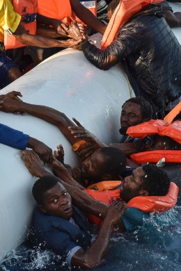 FOTOD | Kahes paadiõnnetuses hukkus Vahemerel 240 migranti, vaid mõnikümmend päästeti