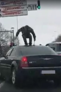 Mees hüppas auto katusele, et tolle juht kinni pidada