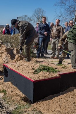 Ei mahtunud hauda: sõjaohvrite säilmed jäeti Maardu kalmistul ümbermatmisel maapinnale