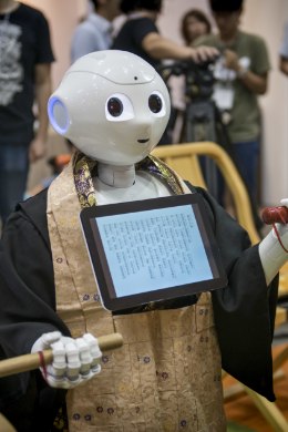 Robotid peavad matusekõnet ja ennustavad moesuundi