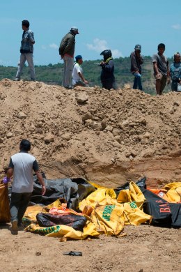 FOTOD | Indoneesia maavärinaohvreid hakatakse matma ühishaudadesse 