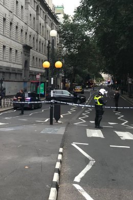 VIDEO JA FOTOD | Politseioperatsioon Briti parlamendi ees: turvatõket ramminud sõiduauto vigastas jalakäijaid