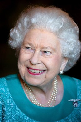 TÕELINE STIILIIKOON: lahe nipp, millega Elizabeth II oma välimusele vunki juurde annab!
