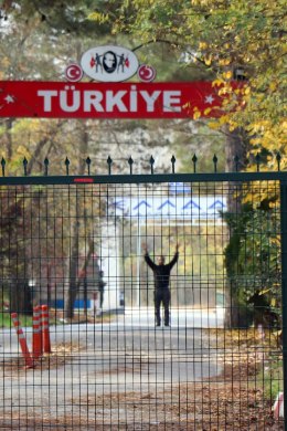 Türgi saadab Kreeka piirile jõlkuma jäänud terroristi ikkagi USAsse