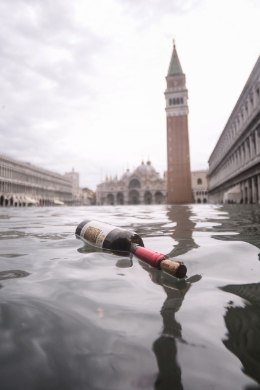 VESI TÕUSEB JÄLLE: Veneetsia kuulus Püha Markuse väljak on üleni vee all