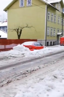 VIDEO | Mupo: Põhja-Tallinnas valesti parkivad sõidukijuhid teevad lumekoristustööd võimatuks