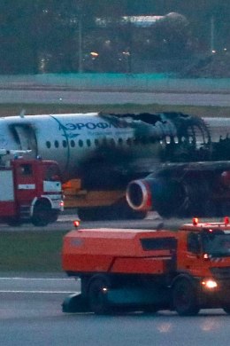 PILOODI EKSIMUS? Leekidesse süttinud Moskva lennukil ei rakendatud hädamaandumisel pidureid