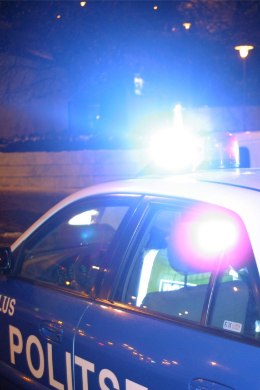 Peatumismärguannet eiranud naine rammis politseisõidukit