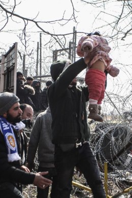 „MERKEL, AITA!“ Tuhanded põgenikud tahavad ületada Türgi-Kreeka piiri