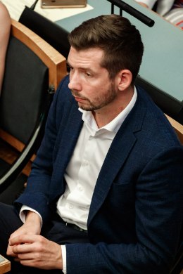 Martin Repinski pakkus riigikogu istungi ajal hoopis taksoteenust