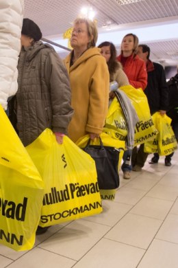 HULLUD PÄEVAD KOROONA AJAL: kas Stockmanni ja Kaubamaja suurtel allahindlustel osteldi sama innukalt virtuaalselt?