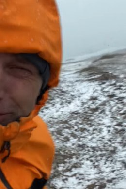 VIDEO | HULL TUUL! Maailmarändur Tõnis Milling näitas, kui keeruline oli Hiiumaad räsivas tormis jalgele jääda