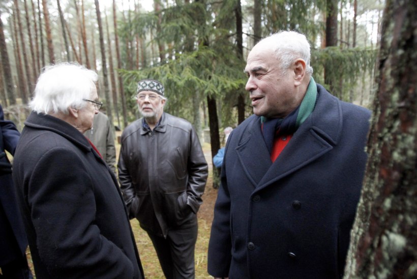 GALERII: Gustav Ernesaksa mälestajaid oli Metsakalmistul hõredalt