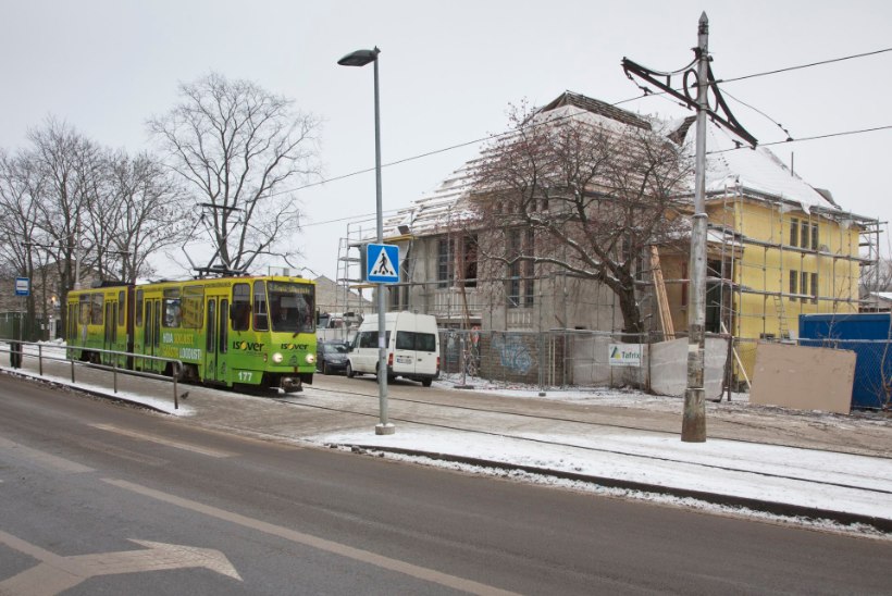 Kollane maja trammitee ja raudtee vahel