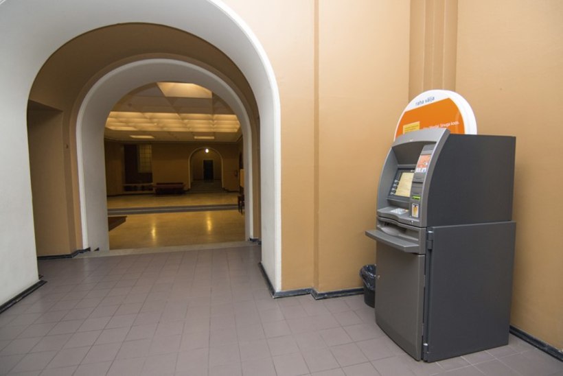 Riigikogu hoonest kaob Swedbanki sularahaautomaat