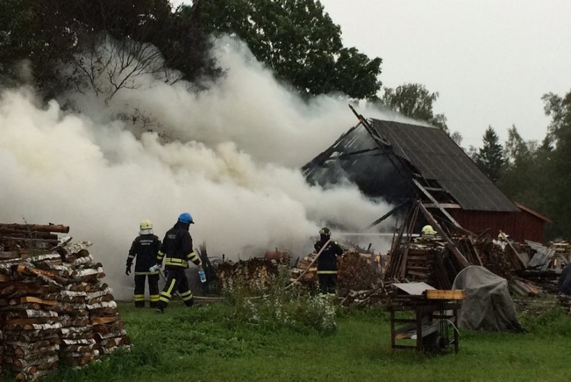 FOTOD: Vana-Kaiu külas hävitas tuli pere auto ja küttepuud