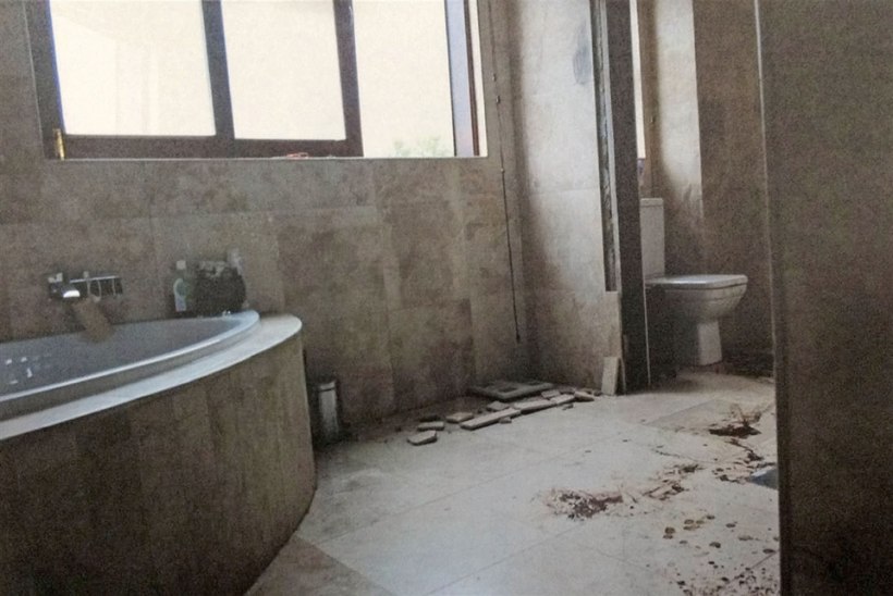 FOTOD: Politsei avalikustas tapmisööl Oscar Pistoriuse majas tehtud pildid