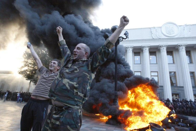 FOTOD: Ukraina parlamendihoone ees põletati rehve