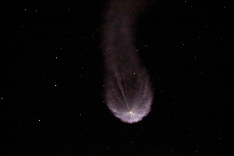 FOTOD: SpaceXi veolaev lendas astronaute varustama