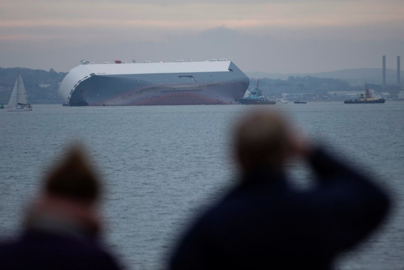 GALERII: Suurbritannia lähedal aeti madalikule kaubalaev, mille pardal on 1400 luksusautot